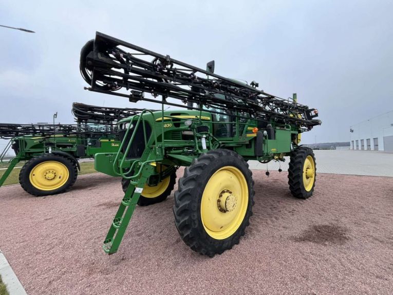 Самохідний обприскувач John Deere 4830