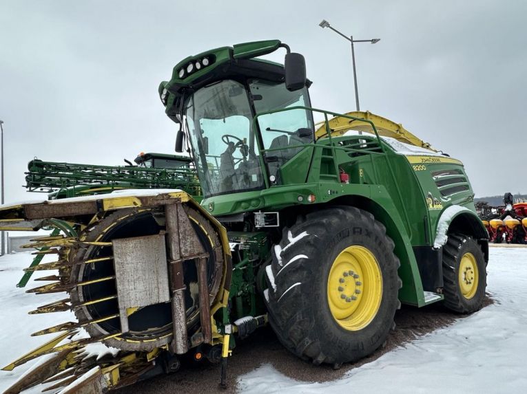 Силосозбиральний комбайн John Deere 8200