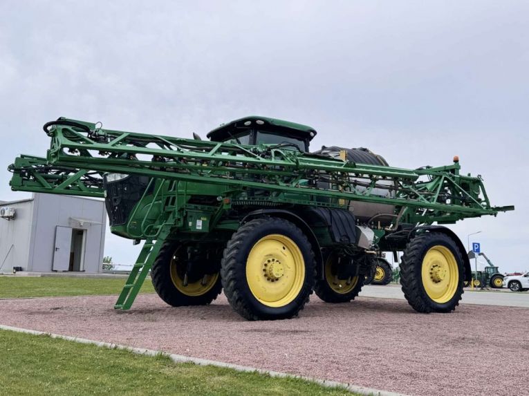 Самохідний обприскувач John Deere R4044