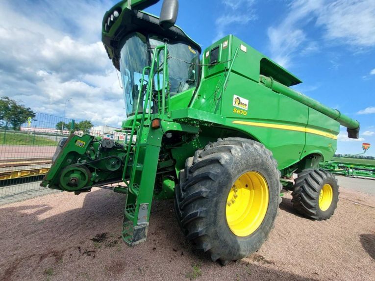 Зернозбиральний комбайн John Deere S670