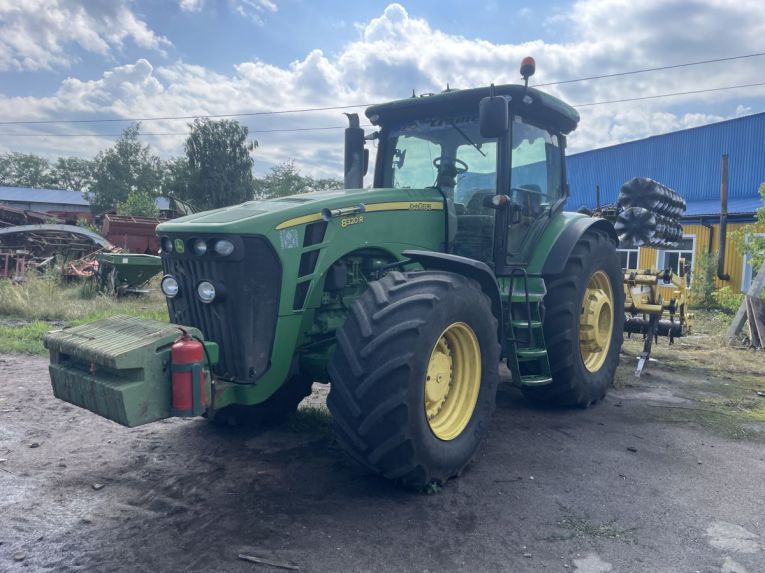 Трактор John Deere 8230R