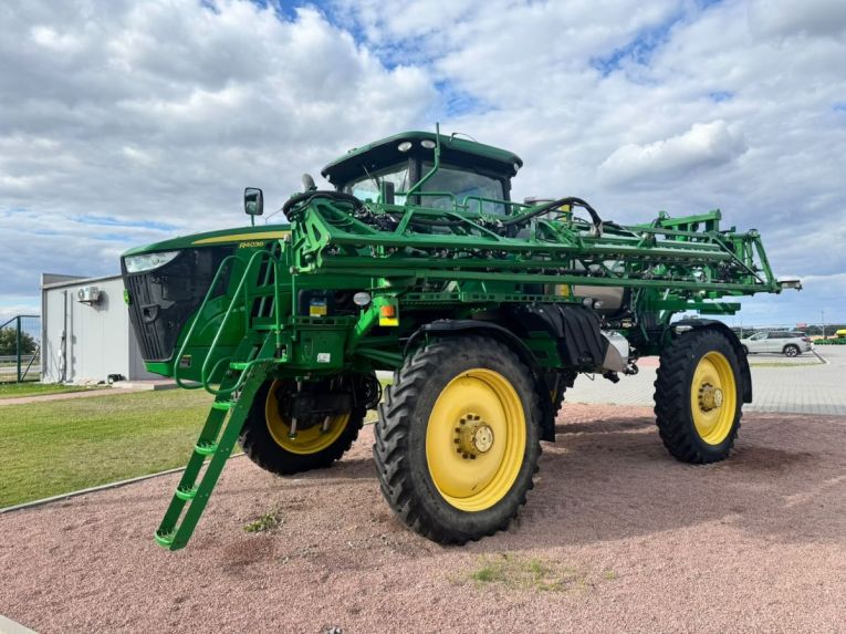 Самохідний обприскувач John Deere R4038